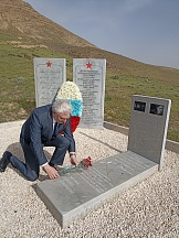 9 мая 2022 г. сотрудники Генерального консульства по случаю Дня Победы возложили цветы к могиле советских летчиков и офицеров